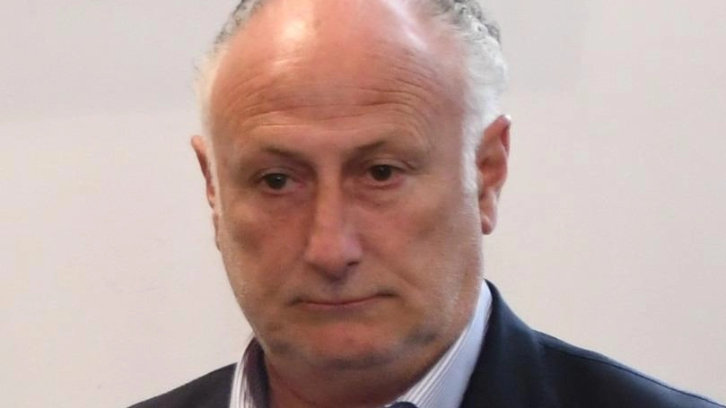 Gianni Lorenzetti, presidente della Provincia e sindaco di Montignoso, critico su manovre di privatizzazione del bene pubblico Gianni Lorenzetti, presidente della Provincia e sindaco di Montignoso, critico su manovre di privatizzazione del bene pubblico