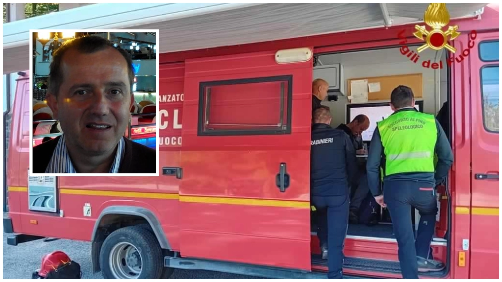 Un momento delle ricerche dei vigili del fuoco con il posto di comando avanzato. Nel riquadro la vittima Un momento delle ricerche dei vigili del fuoco con il posto di comando avanzato. Nel riquadro la vittima