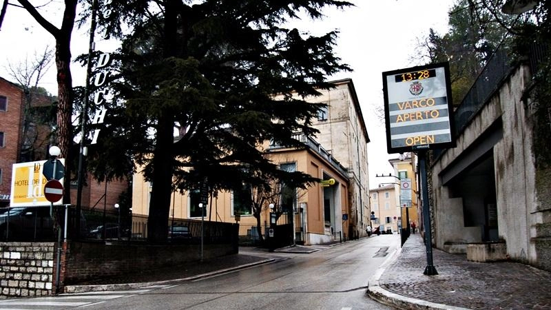 Il Pd chiede di ascoltare albergatori, ristoratori, commercianti e cittadini prima di assumere decisioni sulla questione dei varchi elettronici Il Pd chiede di ascoltare albergatori, ristoratori, commercianti e cittadini prima di assumere decisioni sulla questione dei varchi elettronici