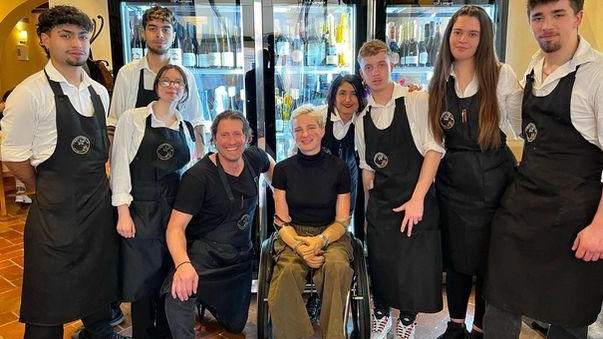 La campionessa paralimpica di scherma Bebe Vio insieme allo staff di uno dei ristoranti tifernati che l’hanno ospitata La campionessa paralimpica di scherma Bebe Vio insieme allo staff di uno dei ristoranti tifernati che l’hanno ospitata