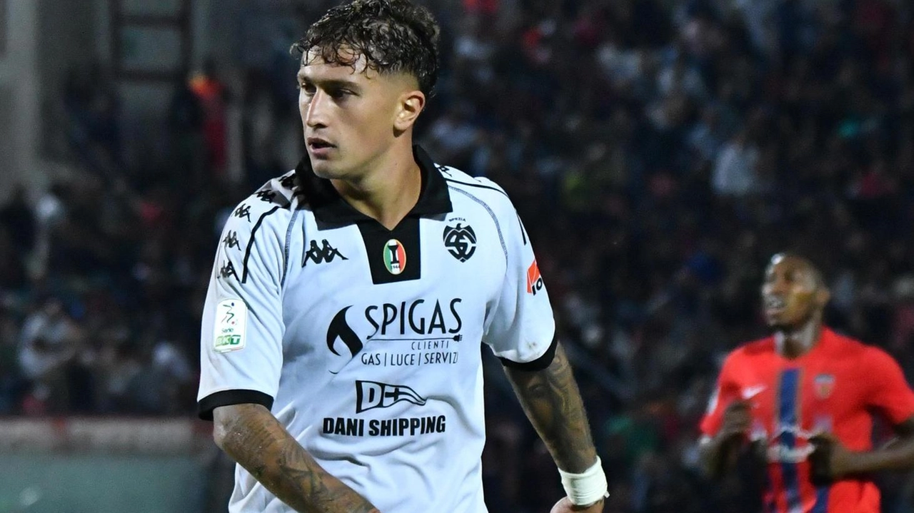 L’aquilotto. Salvatore Esposito arrivato con la squadra in serie A e rimasto dopo la retrocessione L’aquilotto. Salvatore Esposito arrivato con la squadra in serie A e rimasto dopo la retrocessione