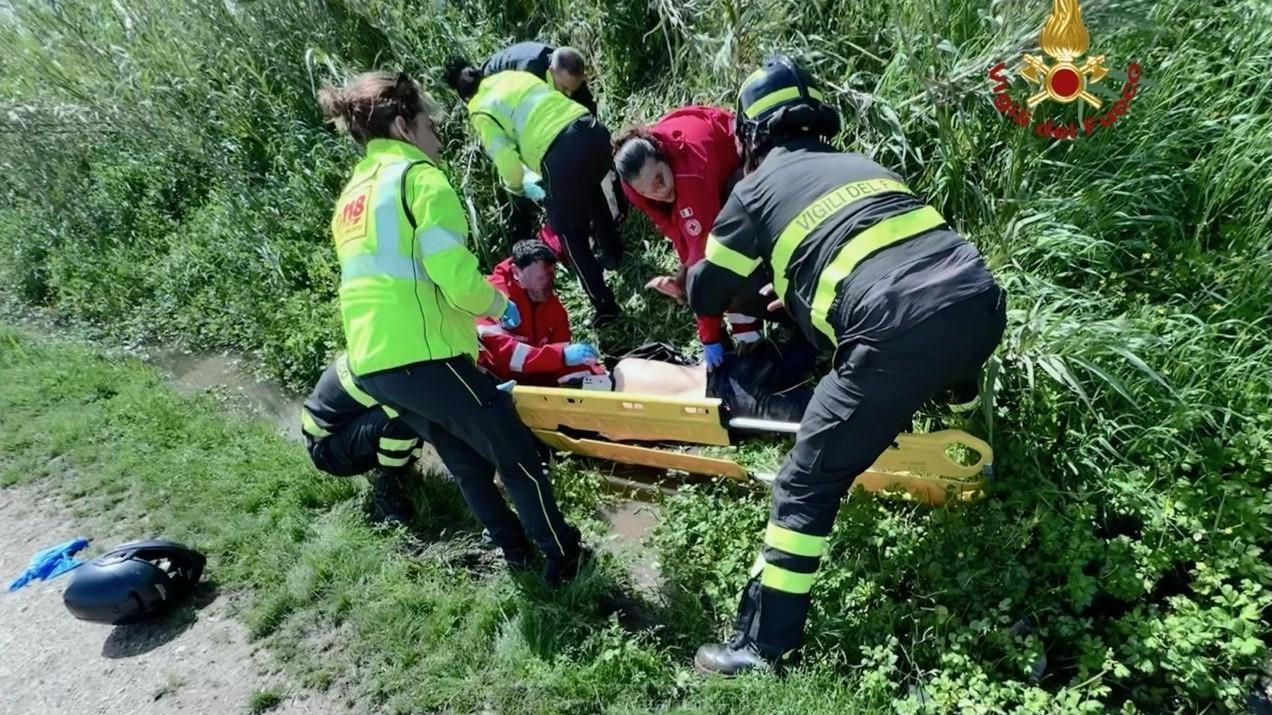 L’intervento del 118, dei vigili del fuoco e dei militi della Croce rossa di Ameglia. L’uomo purtroppo è morto in ospedale