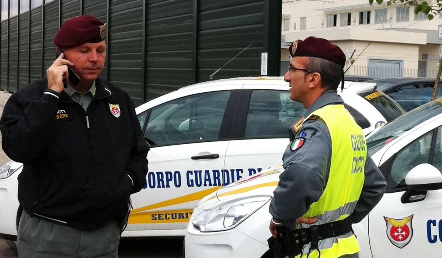 Disavventura per l’avvocato delle star: smarrisce lo zaino con i passaporti sul treno, poi il lieto fine