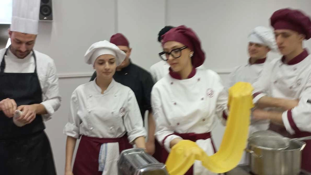 Una studentessa del Datini impegnata nella lavorazione della pasta Una studentessa del Datini impegnata nella lavorazione della pasta
