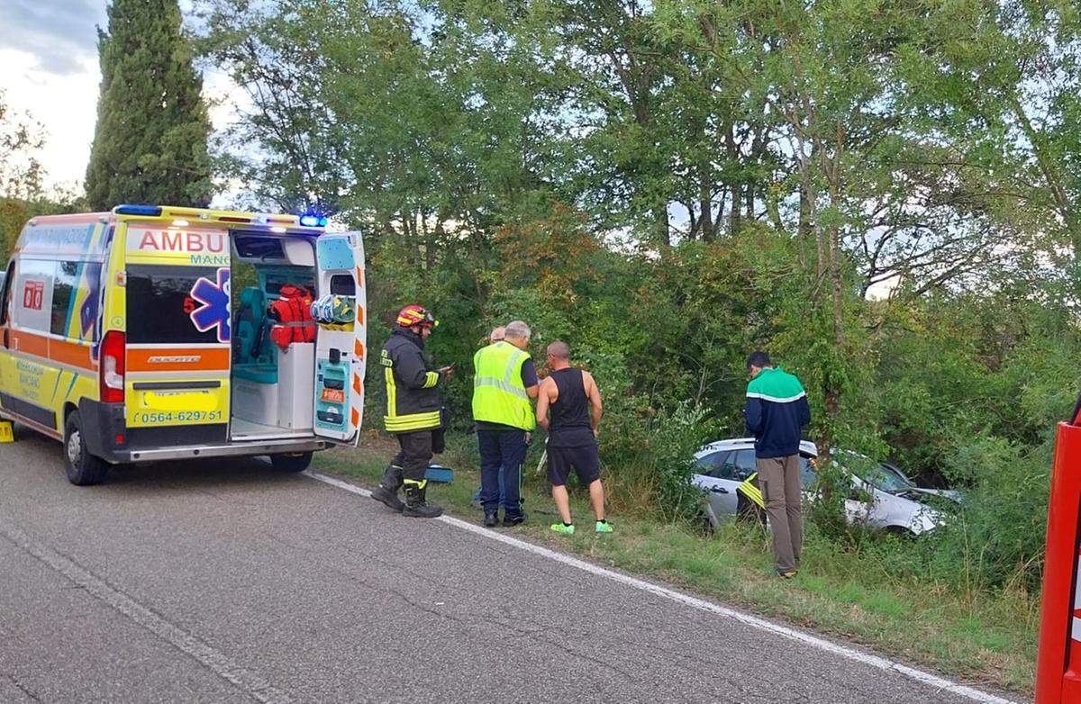 Donna finisce fuori strada con l’auto: interviene anche Pegaso per i soccorsi Donna finisce fuori strada con l’auto: interviene anche Pegaso per i soccorsi