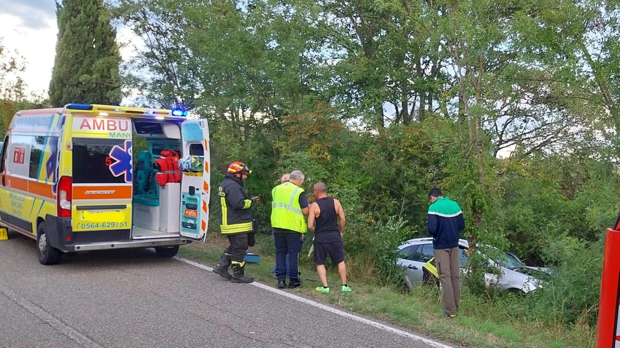La scena dell'incidente e i soccorsi alla donna. Oltre all'ambulanza è intervenuto anche l'elicottero Pegaso La scena dell'incidente e i soccorsi alla donna. Oltre all'ambulanza è intervenuto anche l'elicottero Pegaso
