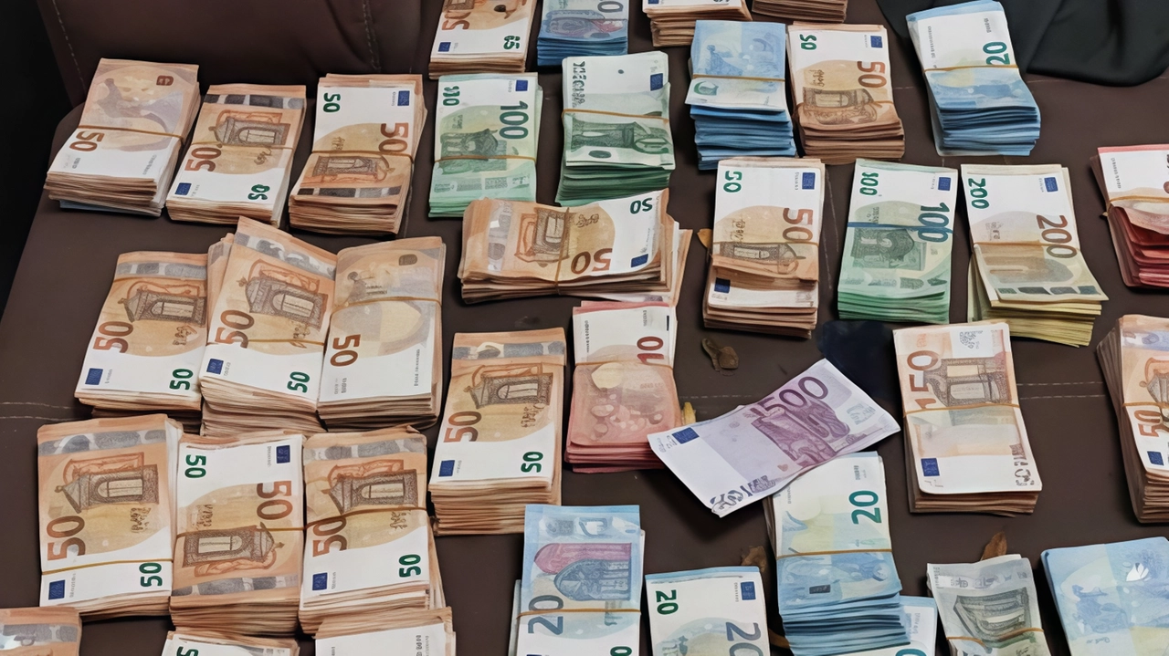 Contestata l’associazione per delinquere. Scovate 13 società cartiere, sequestrati beni per un milione di euro Contestata l’associazione per delinquere. Scovate 13 società cartiere, sequestrati beni per un milione di euro