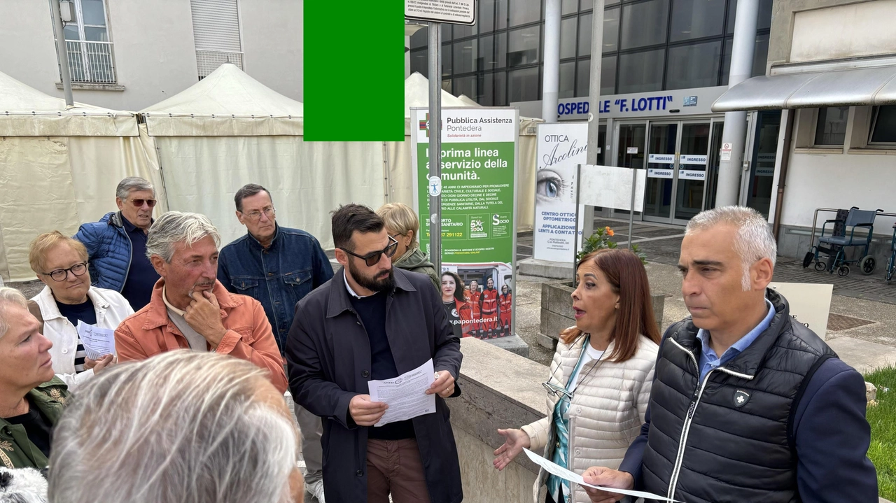 Il sit-it di sabato che ha visto partecipare associazioni, pazienti e politici per chiedere all’Asl di terminare i lavori Il sit-it di sabato che ha visto partecipare associazioni, pazienti e politici per chiedere all’Asl di terminare i lavori