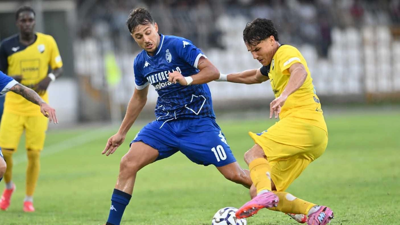 ASCOLI 0 PIANESE 0 ASCOLI (4-2-3-1): Vitale; Alagna, Curado, Nicoletti, Guiebre (34’st Oviszach); Milanese (25’ st. Bando), Damiani; Del Sole (25’st Chakir),... ASCOLI 0 PIANESE 0 ASCOLI (4-2-3-1): Vitale; Alagna, Curado, Nicoletti, Guiebre (34’st Oviszach); Milanese (25’ st. Bando), Damiani; Del Sole (25’st Chakir),...