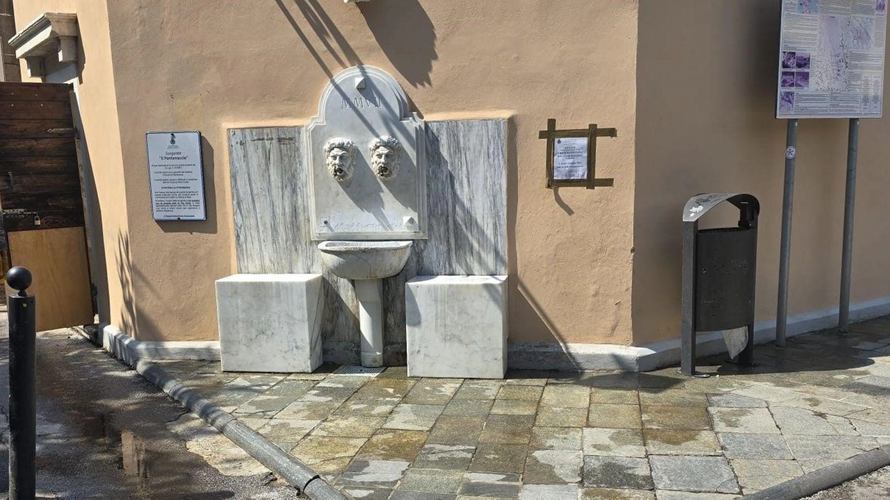 E’ tornata in funzione la frequentatissima fontana del Fontanaccio a Ripa, chiusa nei giorni scorsi per lavori di capillare ripulitura delle vasche E’ tornata in funzione la frequentatissima fontana del Fontanaccio a Ripa, chiusa nei giorni scorsi per lavori di capillare ripulitura delle vasche