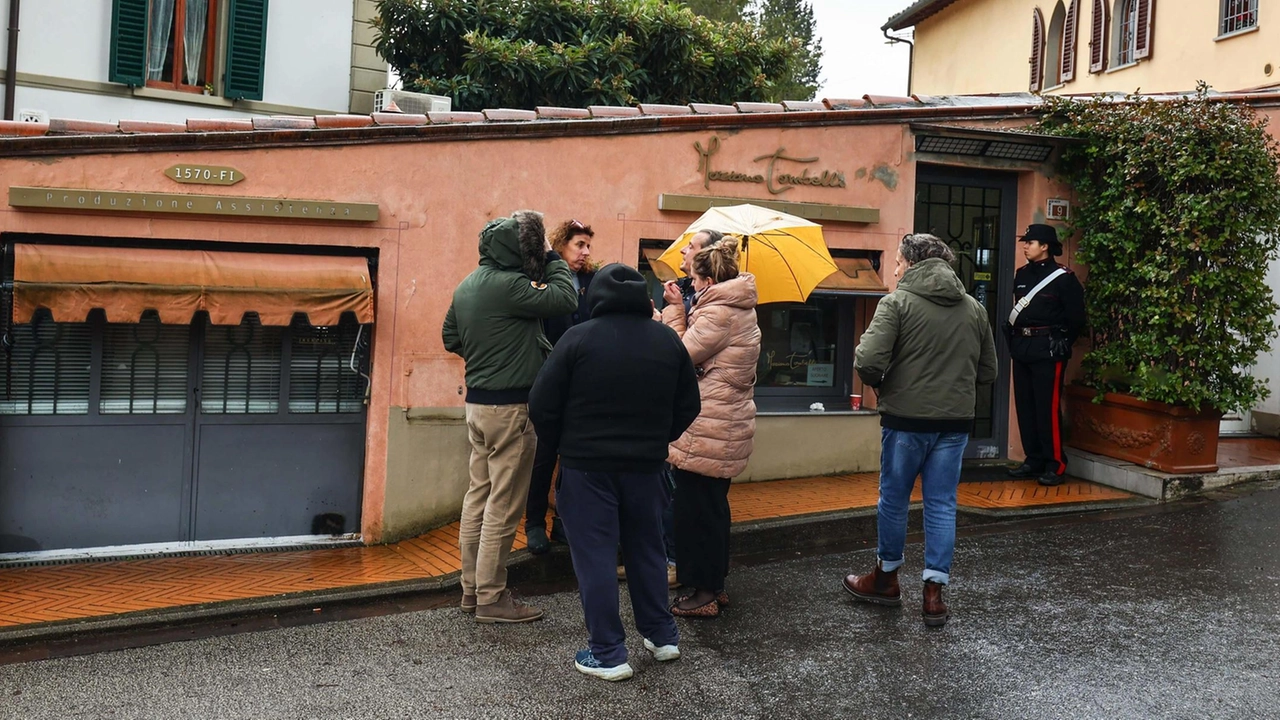 Il giorno dopo la rapina a mano armata al laboratorio orafo di Mariano Tombelli sono state tante e importanti le prove d’affetto e di solidarietà da parte di residenti e colleghi commercianti (Tommaso Gasperini/FotoGermogli) Il giorno dopo la rapina a mano armata al laboratorio orafo di Mariano Tombelli sono state tante e importanti le prove d’affetto e di solidarietà da parte di residenti e colleghi commercianti (Tommaso Gasperini/FotoGermogli)