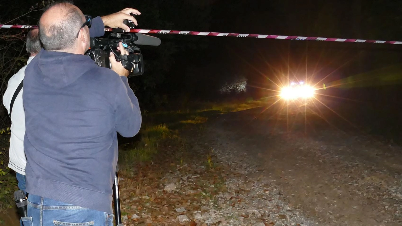 La via che porta al casolare: sopralluoghi degli investigatori per tutta la giornata La via che porta al casolare: sopralluoghi degli investigatori per tutta la giornata
