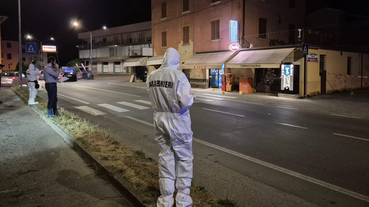 I rilievi di polizia scientifica dei carabinieri sul luogo della sparatoria I rilievi di polizia scientifica dei carabinieri sul luogo della sparatoria