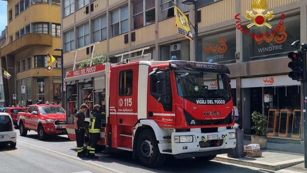 Fumo dai quadri elettrici, l'intervento dei vigili del fuoco nel condominio ad Arezzo (Foto vigili del fuoco) Fumo dai quadri elettrici, l'intervento dei vigili del fuoco nel condominio ad Arezzo (Foto vigili del fuoco)