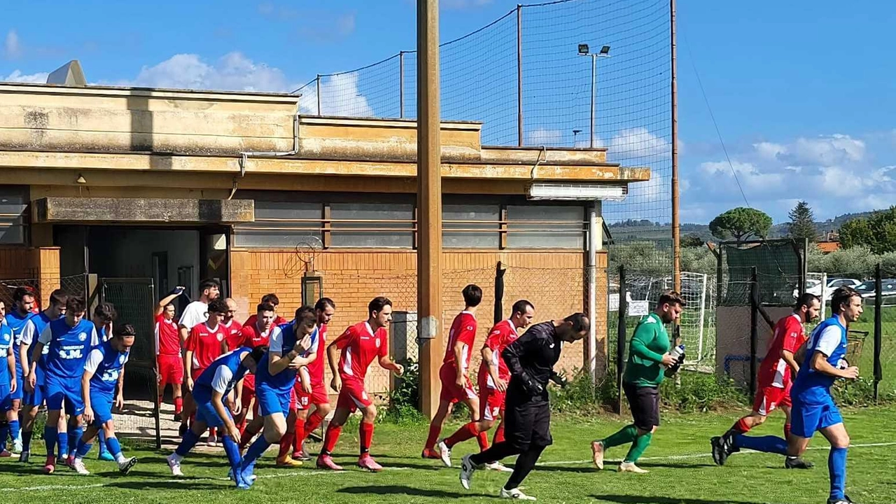 Una foto dello scorso anno del calcio Uisp con il Corniola (in blu) all’ingresso in campo contro il San Quirico Una foto dello scorso anno del calcio Uisp con il Corniola (in blu) all’ingresso in campo contro il San Quirico