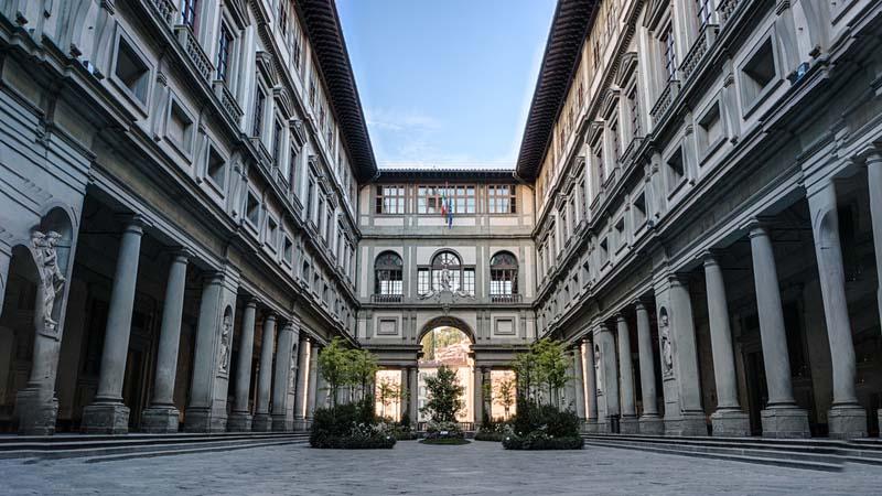 Si fa un selfie e inciampa in un’opera degli Uffizi. Turista denunciato Si fa un selfie e inciampa in un’opera degli Uffizi. Turista denunciato