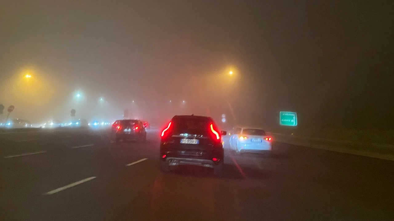 La nebbia che avvolge parte della Toscana: qui siamo all'ingresso del casello di Scandicci. Le particolari condizioni meteo durante il giorno hanno favorito la formazione di banchi in serata La nebbia che avvolge parte della Toscana: qui siamo all'ingresso del casello di Scandicci. Le particolari condizioni meteo durante il giorno hanno favorito la formazione di banchi in serata