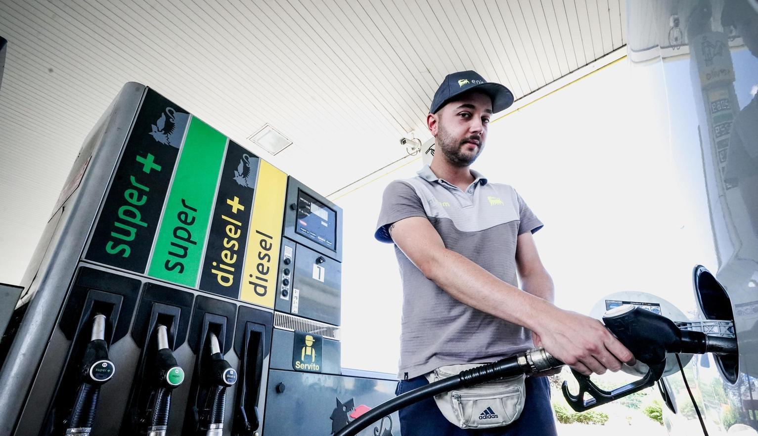 la corsa dei carburanti benzina e diesel pi249 cari la verde arriva a 238 euro