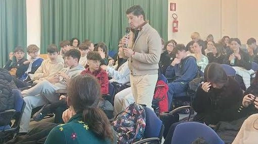 Oltre cento ragazzi e ragazzi dell’Istituto Itcg Fermi di Pontedera hanno partecipato all’evento educativo-informativo dal titolo “Corretti stili di vita... Oltre cento ragazzi e ragazzi dell’Istituto Itcg Fermi di Pontedera hanno partecipato all’evento educativo-informativo dal titolo “Corretti stili di vita...
