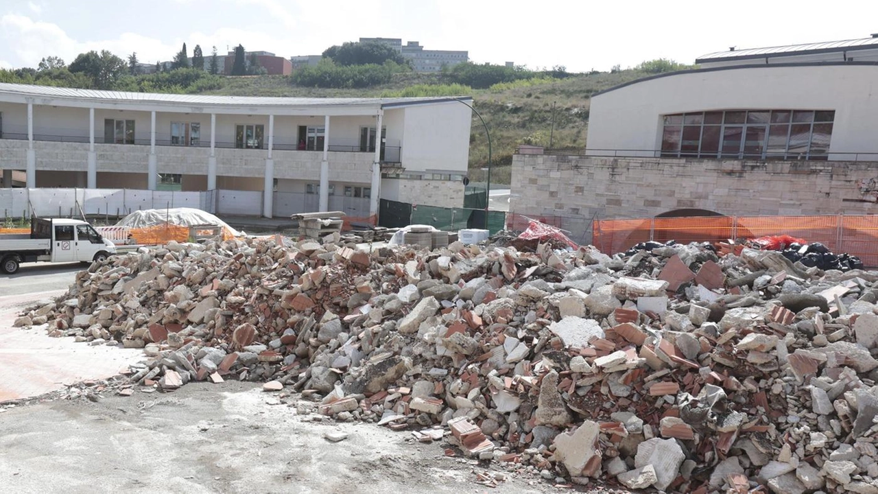 Totale rifacimento per la zona accanto agli esercizi commerciali. Residenti e lavoratori tra ansia di novità e disagi per i lunghi lavori. Fondi Pnrr: il prossimo anno è atteso il nuovo volto della zona. Totale rifacimento per la zona accanto agli esercizi commerciali. Residenti e lavoratori tra ansia di novità e disagi per i lunghi lavori. Fondi Pnrr: il prossimo anno è atteso il nuovo volto della zona.