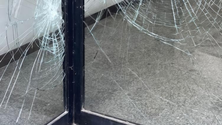 botte e sassate tra gruppi di ragazzi all8217alba