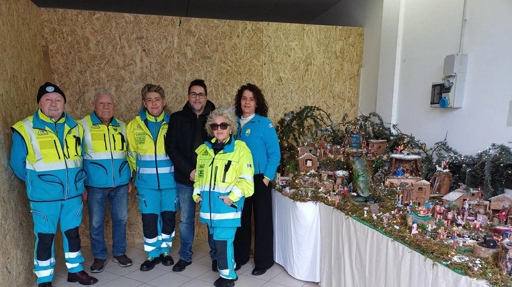 Il presepe meccanizzato nato nel 1978 con Stefano Ciolini (figlio dell’autore del manufatto, Piero) e i volontari della Misericordia di Comeana Il presepe meccanizzato nato nel 1978 con Stefano Ciolini (figlio dell’autore del manufatto, Piero) e i volontari della Misericordia di Comeana