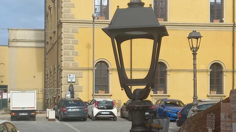 Le lanterne al posto delle grandi sfere. E lampadine a led. Il borgo cambia luce Le lanterne al posto delle grandi sfere. E lampadine a led. Il borgo cambia luce
