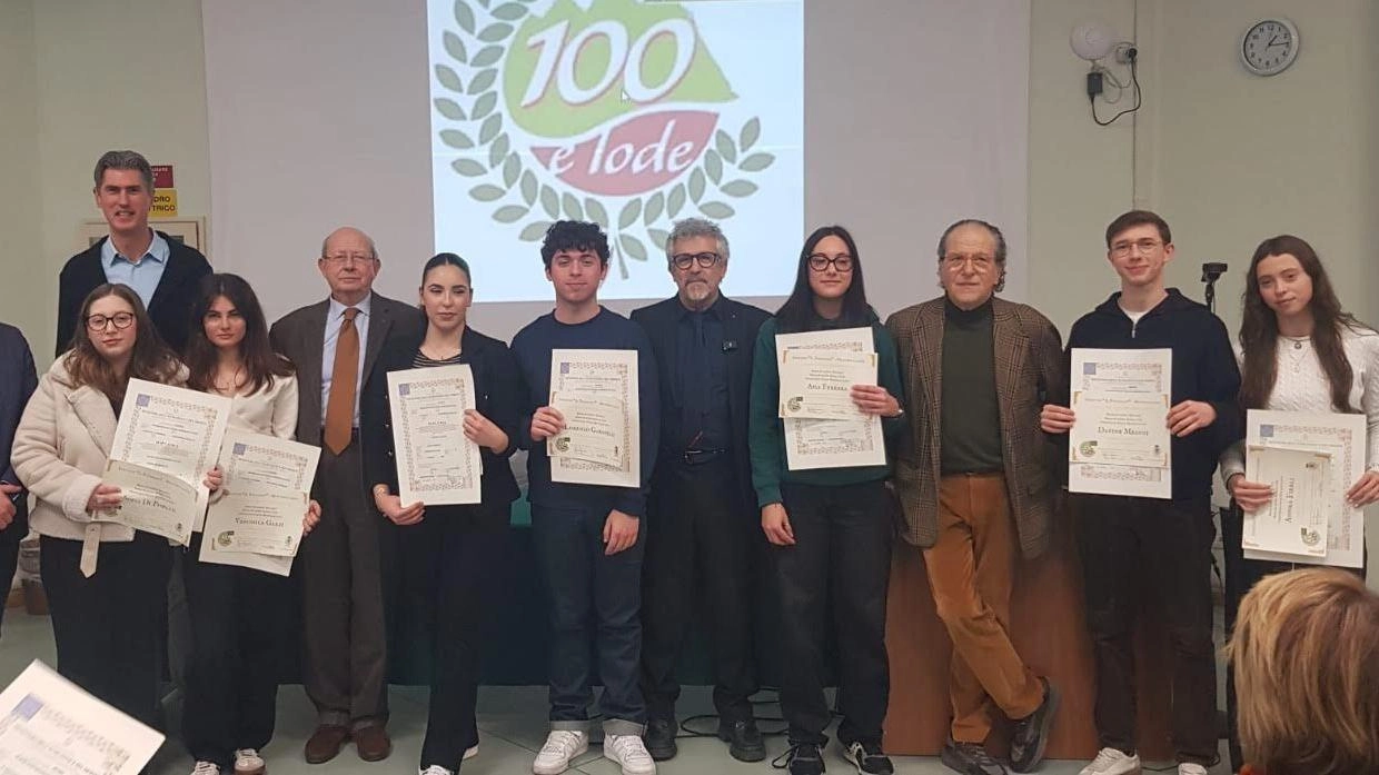 Montepulciano, riconoscimenti agli studenti diplomati con 100 e 100 e lode. Consegnate anche la borsa di studio ’Amici di Nicastro’ e il ’Contucci’. Montepulciano, riconoscimenti agli studenti diplomati con 100 e 100 e lode. Consegnate anche la borsa di studio ’Amici di Nicastro’ e il ’Contucci’.