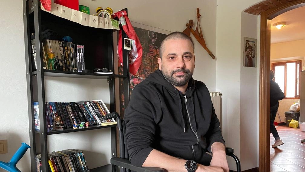 Andrea Giardina vive in una casa. al secondo piano, senza l’ascensore Andrea Giardina vive in una casa. al secondo piano, senza l’ascensore