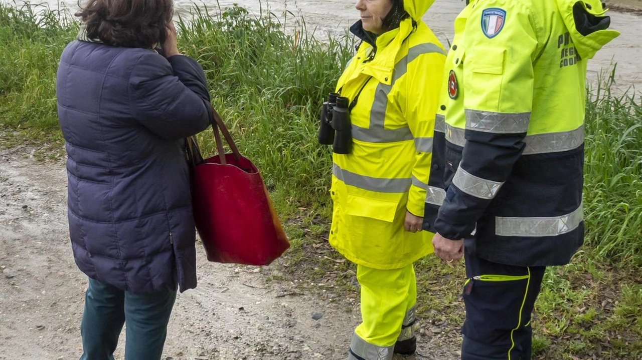 Volontari di Protezione civile impegnati in una recente allerta meteorologica. Il nuovo polo regionale di Protezione civile sarà realizzato a Brugnato (. foto di repertorio