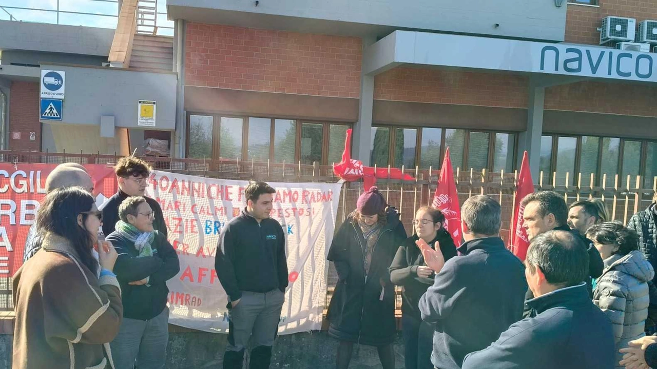Un gruppo di lavoratori davanti alla Navico per protestare Un gruppo di lavoratori davanti alla Navico per protestare