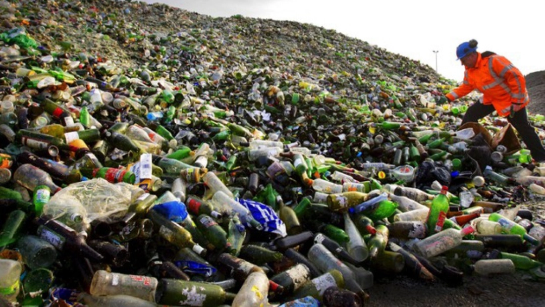 Una montagna di rifiuti di plastica (foto Ansa) 