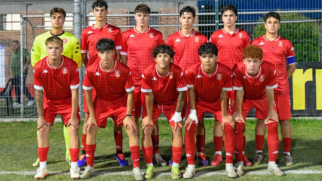 Il Grosseto supera il Fonteblanda 3-0 con reti di Bojinov e Vettori, dimostrando superiorità tecnica. Il Grosseto supera il Fonteblanda 3-0 con reti di Bojinov e Vettori, dimostrando superiorità tecnica.