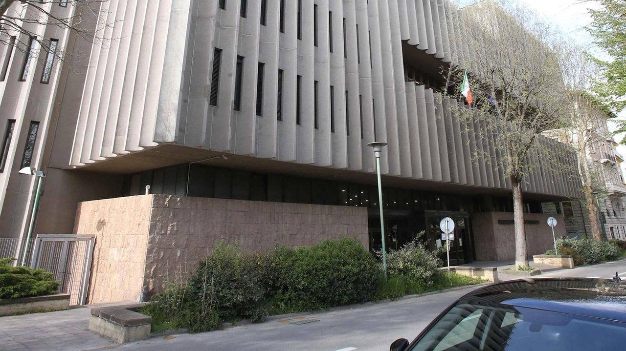 Processo a Siena per violenze e abusi su donna senese: compagno accusato di maltrattamenti, lesioni e violenze psicologiche. Apertura del processo con richiesta di udienza a porte chiuse. Processo a Siena per violenze e abusi su donna senese: compagno accusato di maltrattamenti, lesioni e violenze psicologiche. Apertura del processo con richiesta di udienza a porte chiuse.