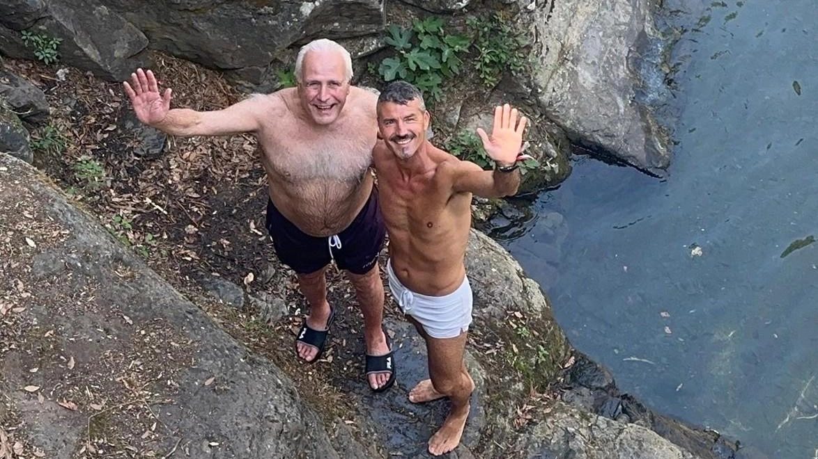 Un gesto simbolico, ma ricco di significato: è stato il tuffo nel Ciuffenna, compiuto ieri mattina dal presidente della Regione... Un gesto simbolico, ma ricco di significato: è stato il tuffo nel Ciuffenna, compiuto ieri mattina dal presidente della Regione...