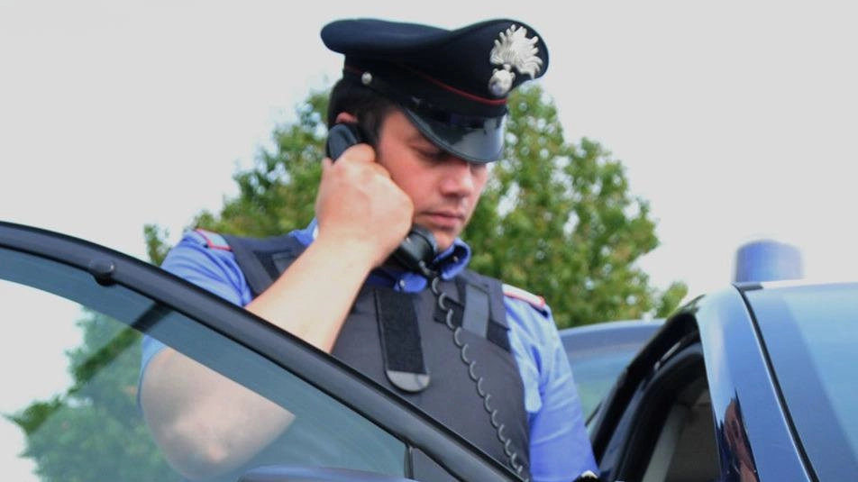 Una madre di 48 anni di Foligno è stata denunciata per abbandono di minore dopo aver lasciato la figlia di 5 anni sola in auto al sole mentre faceva la spesa. I carabinieri sono intervenuti dopo che dei passanti hanno notato la bambina. La piccola è stata trovata accaldata e frastornata, ma fortunatamente è stata soccorsa in tempo. Una madre di 48 anni di Foligno è stata denunciata per abbandono di minore dopo aver lasciato la figlia di 5 anni sola in auto al sole mentre faceva la spesa. I carabinieri sono intervenuti dopo che dei passanti hanno notato la bambina. La piccola è stata trovata accaldata e frastornata, ma fortunatamente è stata soccorsa in tempo.