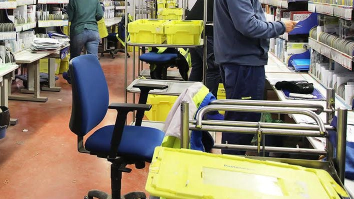 Il centro di smistamento delle Poste a Semonte e sotto la responsabile Alessandra Luna Nulla Il centro di smistamento delle Poste a Semonte e sotto la responsabile Alessandra Luna Nulla