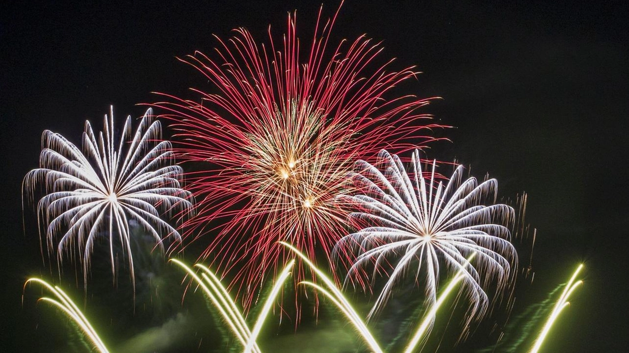 Gli spettacolari fuochi d’artificio potrebbero essere posticipati a venerdì sera in caso di previsioni meteo sfavorevoli Gli spettacolari fuochi d’artificio potrebbero essere posticipati a venerdì sera in caso di previsioni meteo sfavorevoli