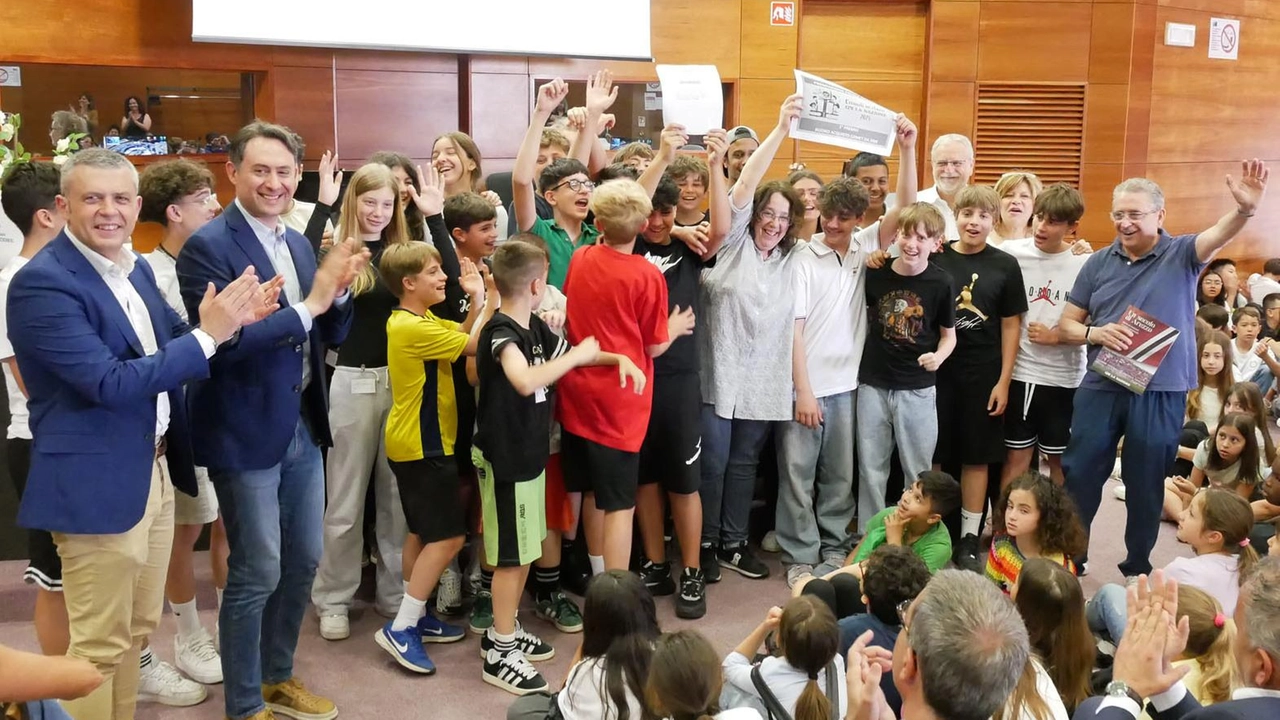 Centinaia di ragazzi protagonisti al finale del Campionato di Giornalismo. A ruota IV Novembre e Indicatore. I disegnatori e gli altri riconoscimenti. Centinaia di ragazzi protagonisti al finale del Campionato di Giornalismo. A ruota IV Novembre e Indicatore. I disegnatori e gli altri riconoscimenti.