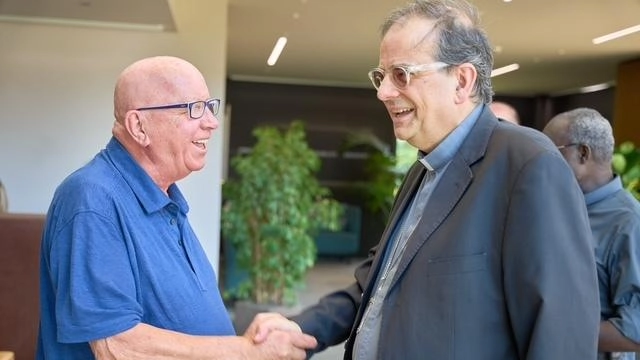 Il presidente di Stosa Maurizio Sani con il cardinale Augusto Paolo Lojudice durante la visita alla grande azienda leader italiana nel settore delle cucine componibili Il presidente di Stosa Maurizio Sani con il cardinale Augusto Paolo Lojudice durante la visita alla grande azienda leader italiana nel settore delle cucine componibili