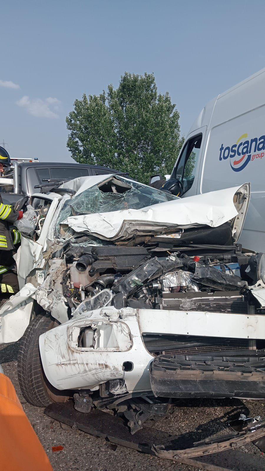 https://www.lanazione.it/image-service/view/acePublic/alias/contentid/YTc1YjUxYWYtODc4Ny00/0/la-foto-dell-auto-incidentata-facebook-i-dannati-della-fipili.jpeg