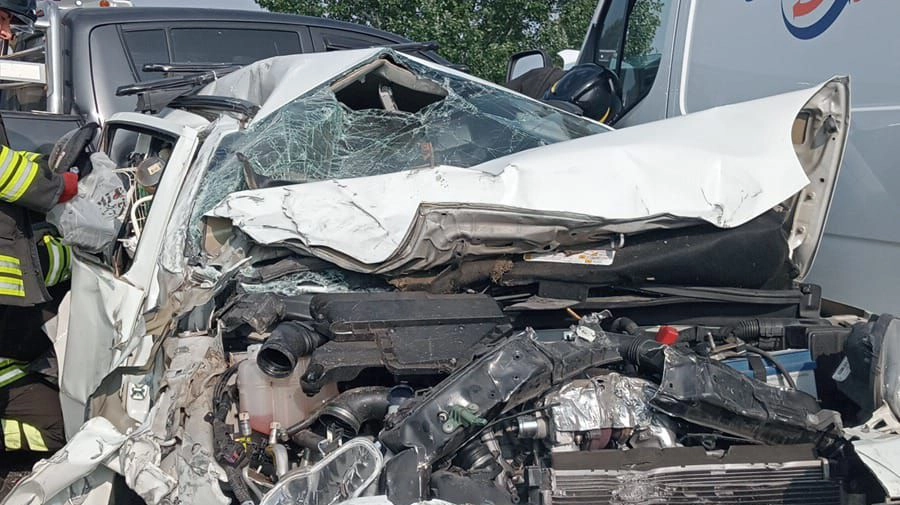 La foto dell'auto incidentata (Facebook/I Dannati della FiPiLi) La foto dell'auto incidentata (Facebook/I Dannati della FiPiLi)