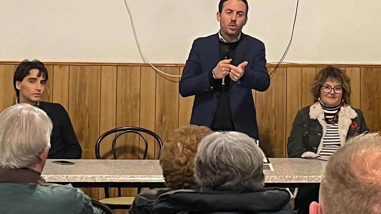 Francesco Pignotti (al centro) durante l’assemblea con i residenti della frazione, culmine del percorso condiviso ’Rigenera Sorgane’ Francesco Pignotti (al centro) durante l’assemblea con i residenti della frazione, culmine del percorso condiviso ’Rigenera Sorgane’