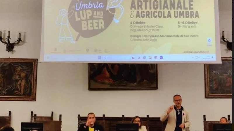 La prima Fiera della birra artigianale ed agricola dell’Umbria promuove lo sviluppo della filiera agroalimentare e del turismo brassicolo, supportata dalla Legge Regionale. L'obiettivo è valorizzare le materie prime locali e garantire la qualità del prodotto, con prospettive di collaborazione tra i protagonisti del settore. Eventi, seminari e degustazioni celebrano la birra artigianale umbra. La prima Fiera della birra artigianale ed agricola dell’Umbria promuove lo sviluppo della filiera agroalimentare e del turismo brassicolo, supportata dalla Legge Regionale. L'obiettivo è valorizzare le materie prime locali e garantire la qualità del prodotto, con prospettive di collaborazione tra i protagonisti del settore. Eventi, seminari e degustazioni celebrano la birra artigianale umbra.
