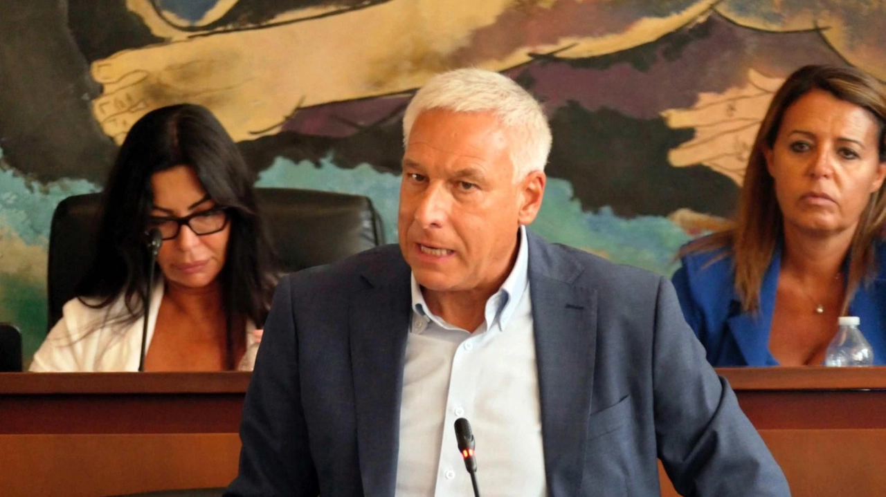La maggioranza compatta (con l’astensione di Fd’I) approva il progetto di riqualificazione di Piazza Cavour e la nuova Piazza Santa Maria. Bocciata la mozione presentata da Lega, Pd e Spazio Poregressista. Del Ghingaro: "E c’è chi specula sulle famiglie che lavorano". La maggioranza compatta (con l’astensione di Fd’I) approva il progetto di riqualificazione di Piazza Cavour e la nuova Piazza Santa Maria. Bocciata la mozione presentata da Lega, Pd e Spazio Poregressista. Del Ghingaro: "E c’è chi specula sulle famiglie che lavorano".