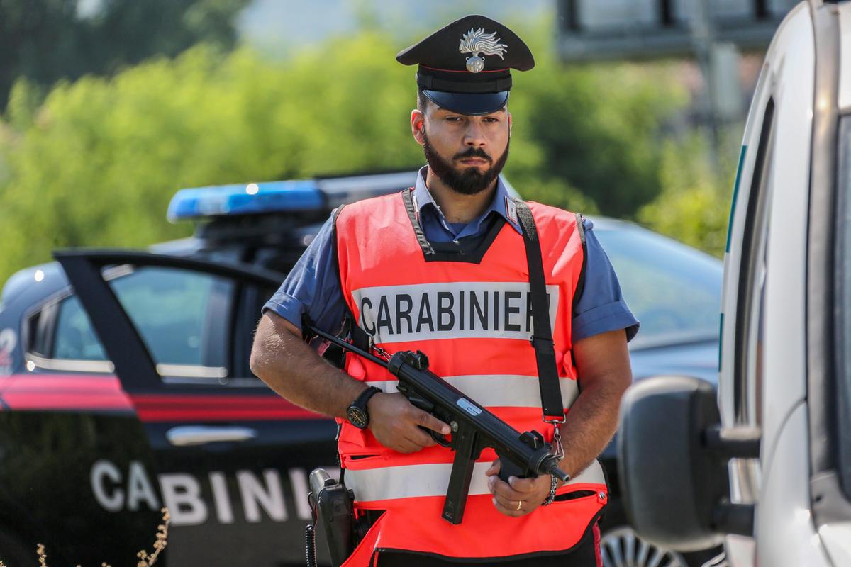 Minaccia l’ex compagna con la pistola, paura nella notte. Arrestato, lei lo aveva già denunciato