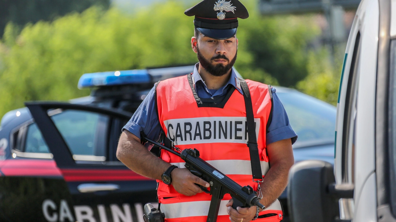 Sul posto sono arrivati carabinieri e agenti della polizia municipale (foto d'archivio)