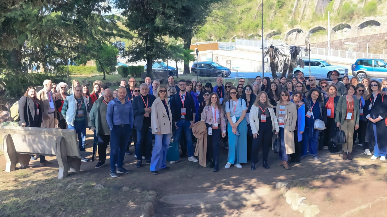 Un folto gruppo di partecipanti alle visite straordinarie della ‘Pontremoli Barocca’
