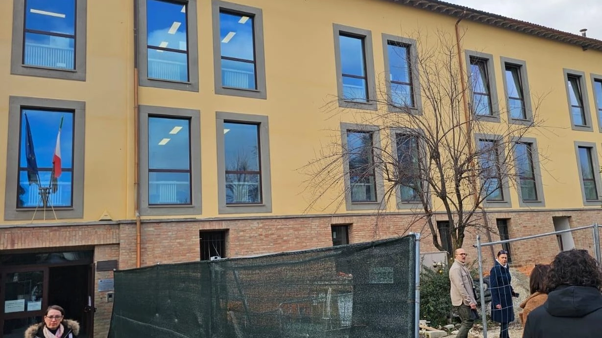 Al liceo Plinio il Giovane di Città di Castello sono in corso lavori sui quali vengono chiesti chiarimenti alla Provincia Al liceo Plinio il Giovane di Città di Castello sono in corso lavori sui quali vengono chiesti chiarimenti alla Provincia