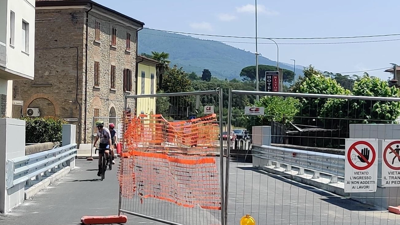 Le transenne vengono spostate per passare Le transenne vengono spostate per passare